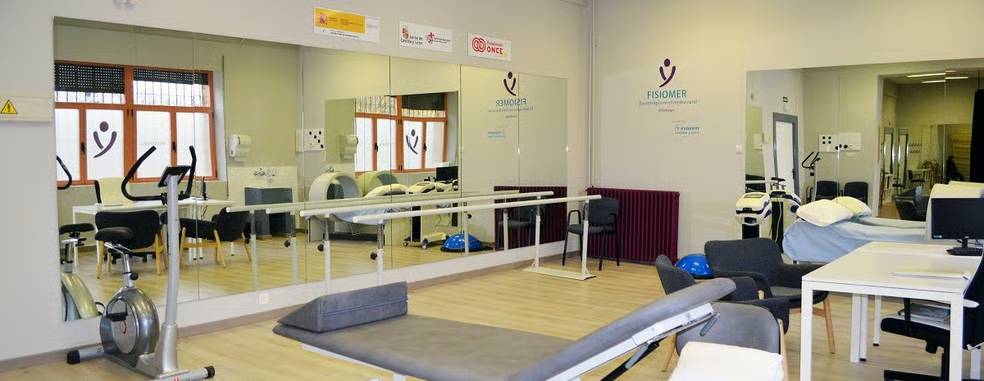 Proyecto Fisiomer de Aspaym Castilla y León, que acerca servicios de fisioterapia, asesoramiento y asistencia personal a personas con discapacidad y mayores en el medio rural, promoviendo la autonomía y la inclusión.