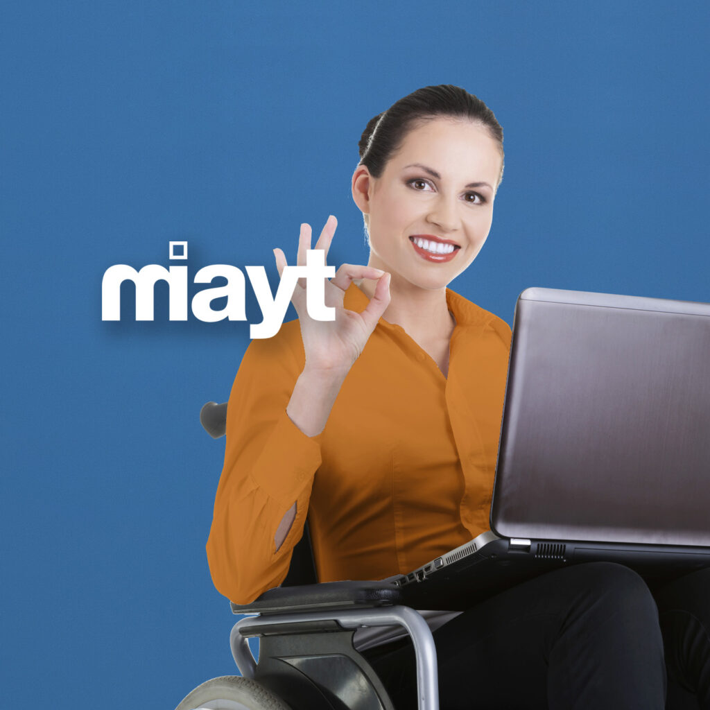 Mujer en silla de ruedas trabajando con un ordenador