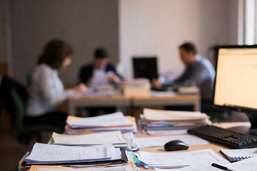 Técnicos municipales revisando documentación administrativa para la planificación de proyectos inclusivos.